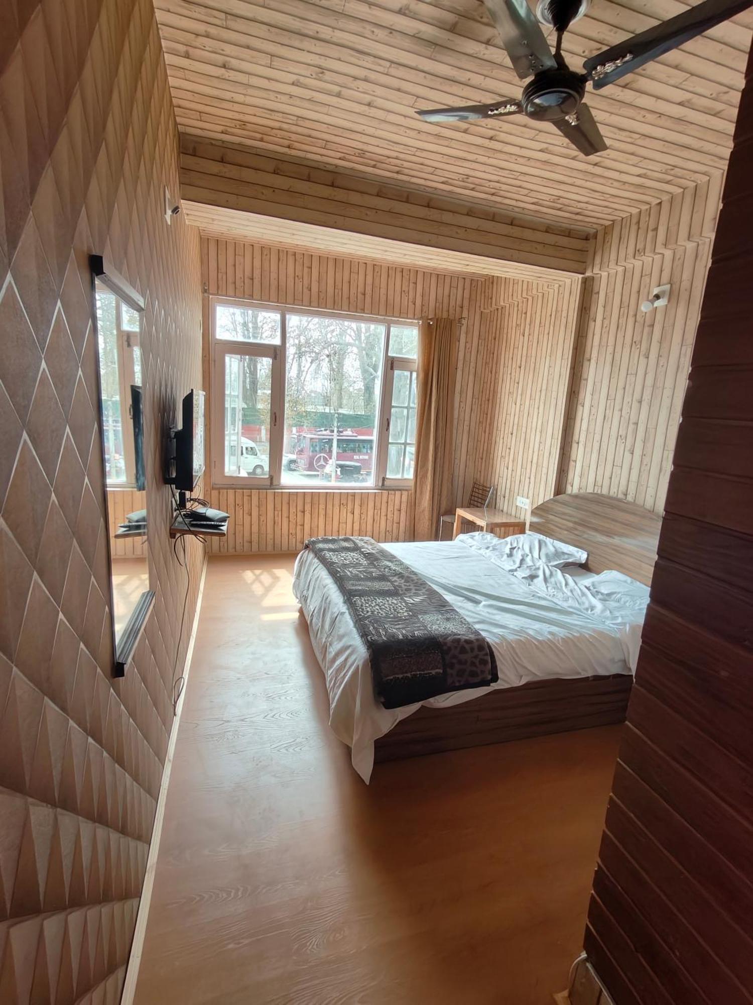 The Ile Hotel ศรีนาการ์ ภายนอก รูปภาพ